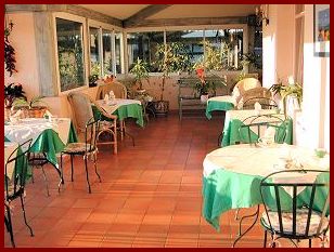 La salle à manger véranda de l'hôtel Laminak